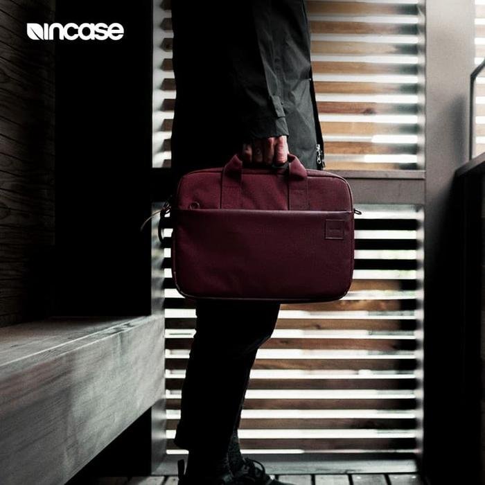 Incase Messenger Bag Macbook/Laptop 13" Compass Brief Black Camo INCO300206-CMO | Tas Laptop 13 inch | Tas Laptop | Tas Macbook | Tas kerja | Tas Selempang | Tas Messenger | Tas Selempang Pria | Tas Selempang kerja | Tas Laptop Selempang - 3